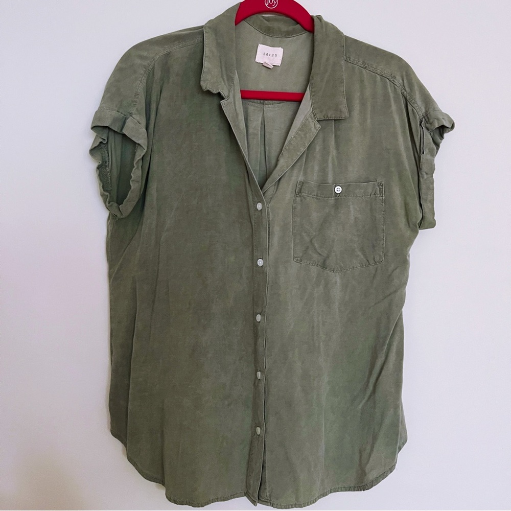 ID:23 Green Button Up Tee
